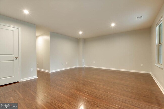 Building Photo - 2805 Fredericksburg Rd