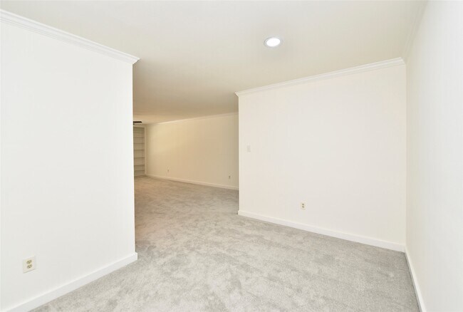 Building Photo - 2600 Bellefontaine