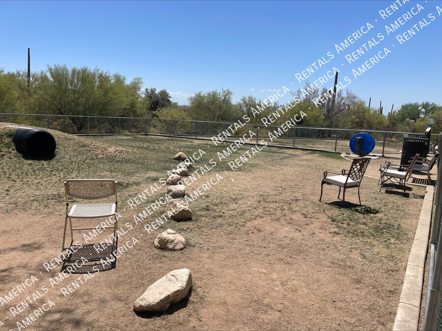 Building Photo - 7631 W Laurel Ln