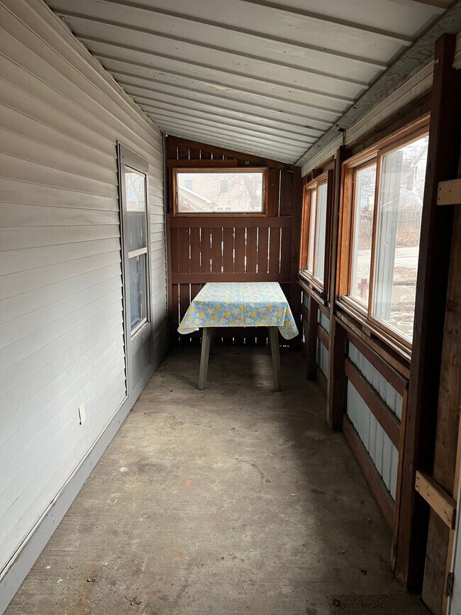 Building Photo - 233 S 4th St