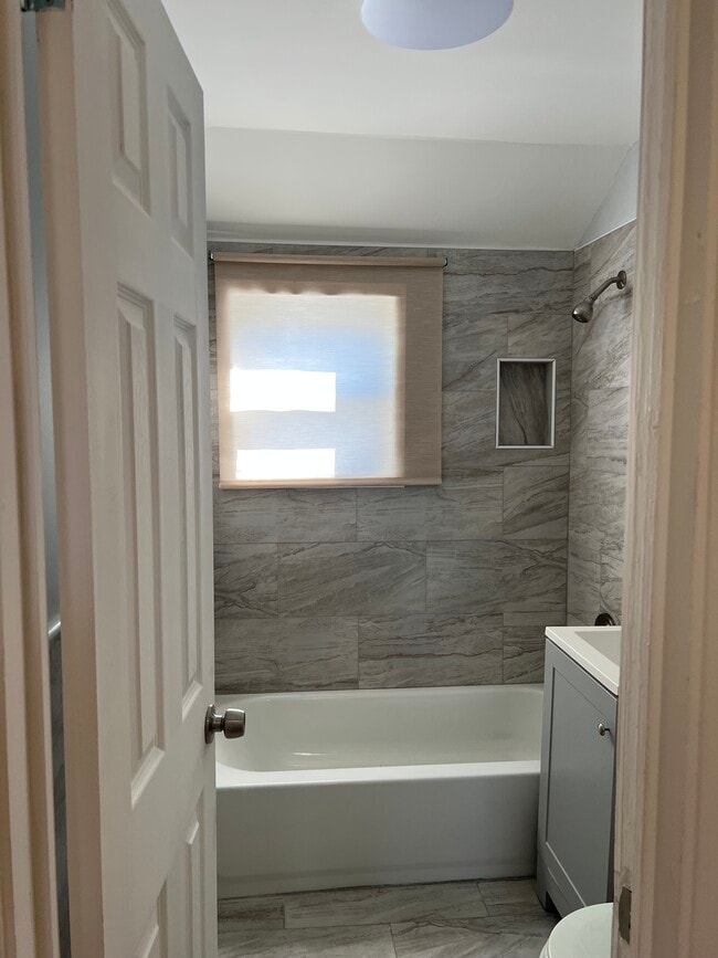 Building Photo - 119 Dupont Pl