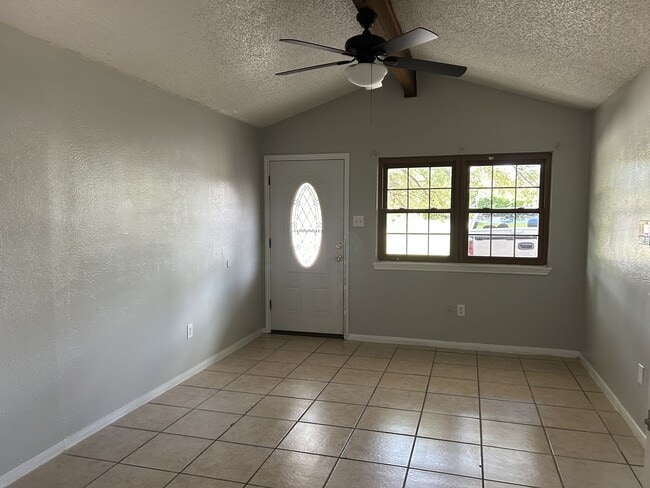 Building Photo - 919 Marilyn Dr