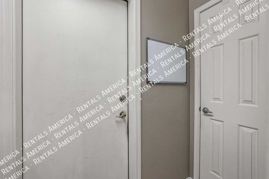 Building Photo - 6325 W Potter Dr