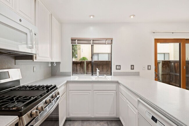 Building Photo - Wonderful uptown condo for rent... Santa Barbara!