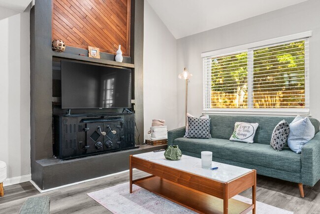 Building Photo - 2 or 3 Bedroom Renovated Mid-Town Charmer