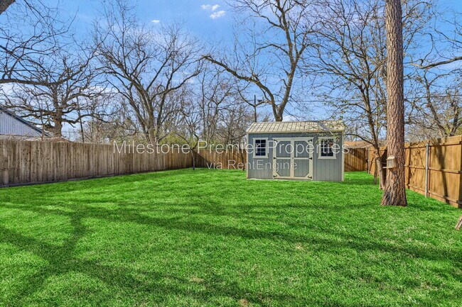 Building Photo - 204 N Holly Ave