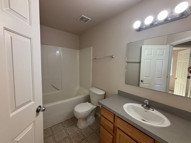 Building Photo - 3 Bedroom 2.5 Bath Two Story Duplex