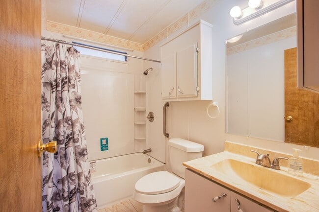 Building Photo - 55+ community 2 bed 2 bath