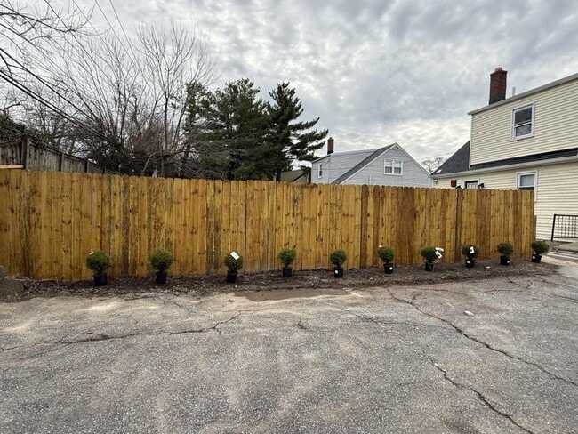 Building Photo - 1144 York Rd