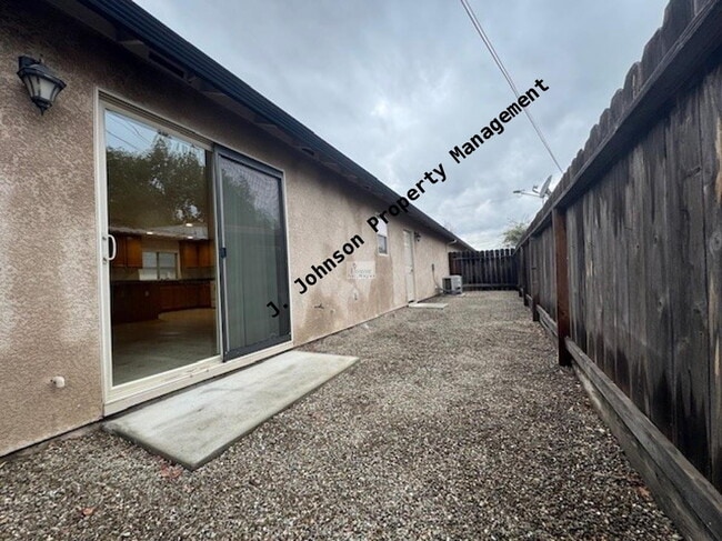 Building Photo - 2bed 2 bth located in Manteca