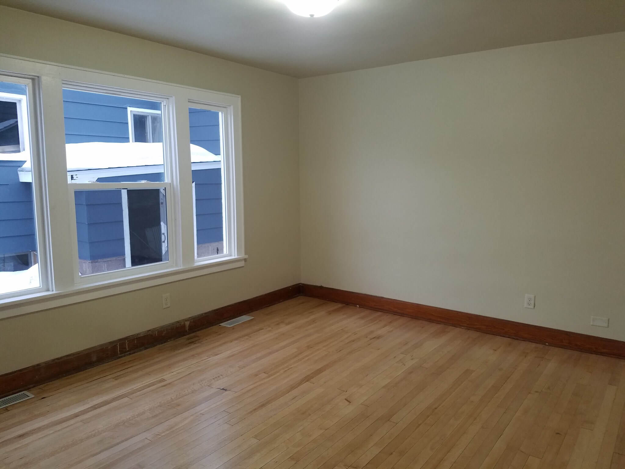 Living - 249 Healy Ave