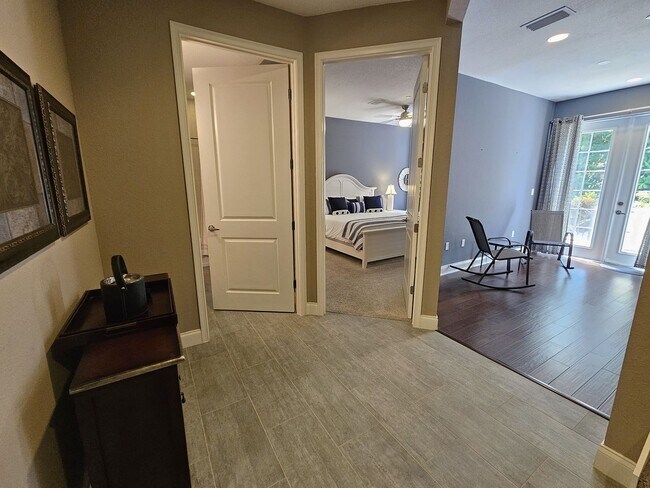 Building Photo - Seasonal Short-Term 2 Bedroom, 2.5 Bath Multi-Level Condo with Balcony and Patio located on Venic...