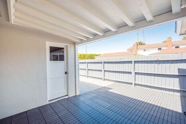 Building Photo - Walk to the Beach