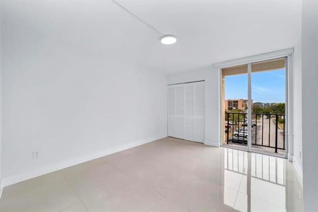 Building Photo - 9240 Fontainebleau Blvd
