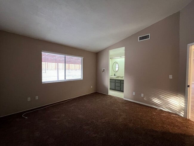 Building Photo - Beautiful 3 Bedroom 2 Bathroom House in Co...