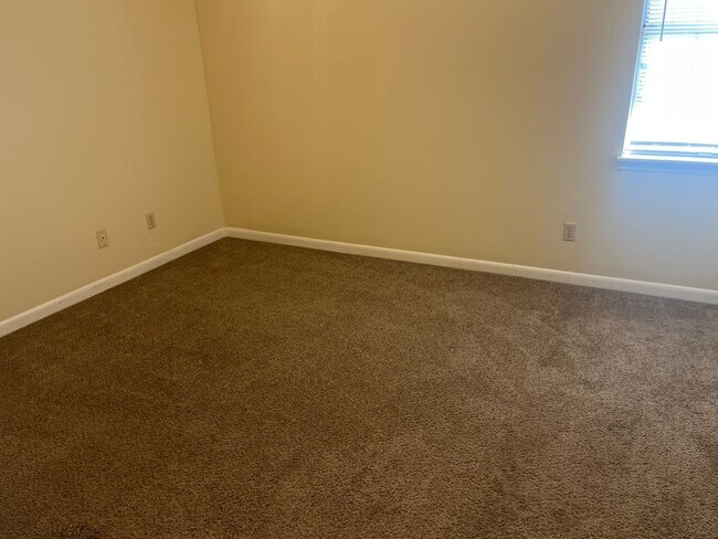 Building Photo - 2 Bed, 1.5 Bath Townhouse