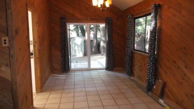 Building Photo - Fabulous 3 bedroom home near Jenkinson Lake.