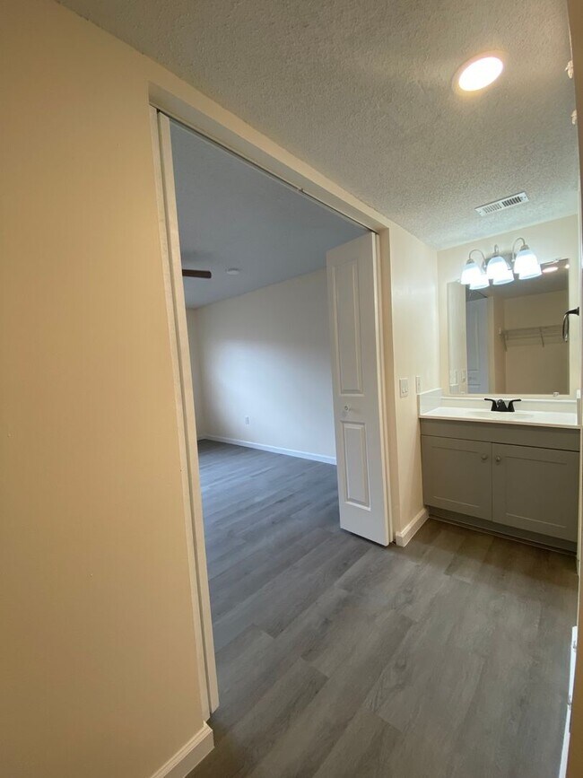 Building Photo - NEWLY RENOVATED 2 BED 2 BATH CONDO NEAR UC...