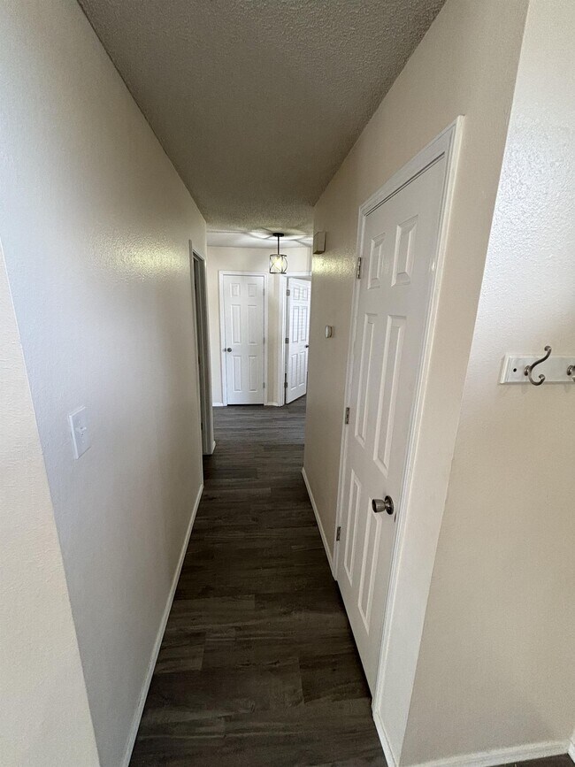 Building Photo - 8812 Skypark Dr