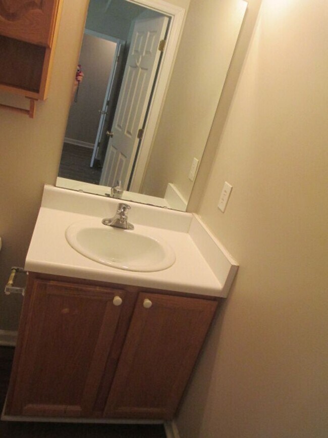 Building Photo - Wonderful 3 bedroom, 2 bathroom, home with fenced in yard! Available December 21, 2025!