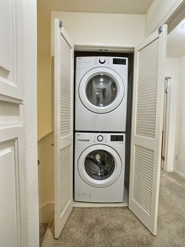 Building Photo - Paseo Plaza Condo For Rent in the Heart of...