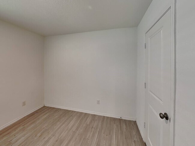 Building Photo - 116 Hollywood Dr