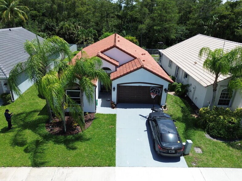 Building Photo - 10674 Oak Bend Way