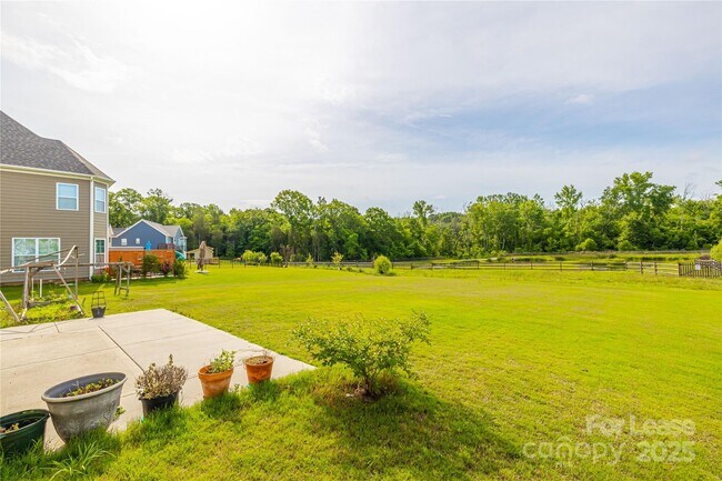 Building Photo - 2624 Snap Dragon Dr