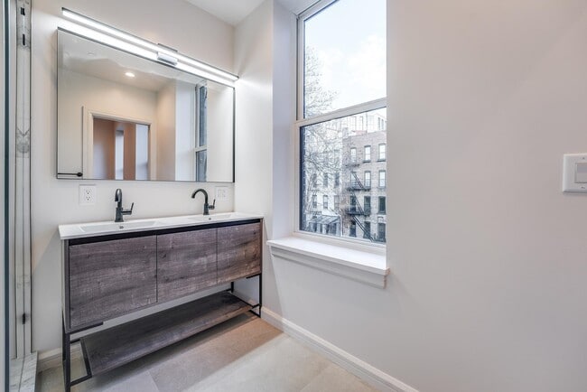 Building Photo - 1021 Washington St