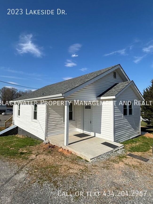 Building Photo - 3 Bedroom Home Off Lakeside Drive!