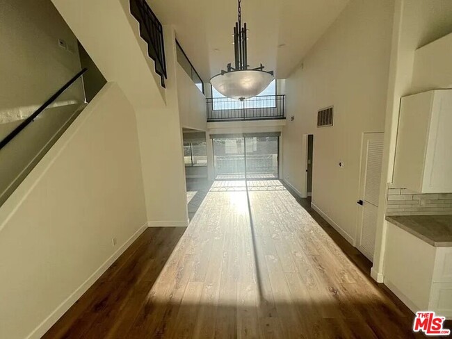 Building Photo - 390 S Sepulveda Blvd