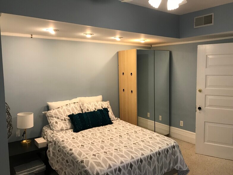 3rd floor middle bedroom - 3284 Dawson Street