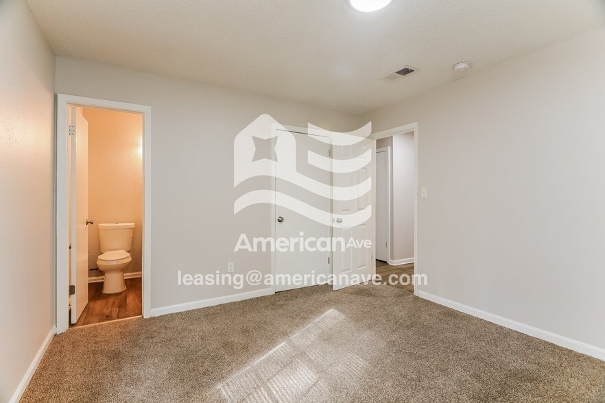 Building Photo - 1049 Northwood Dr