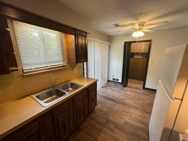 Building Photo - Updated 2BR Duplex with Garage & Yard – Co...