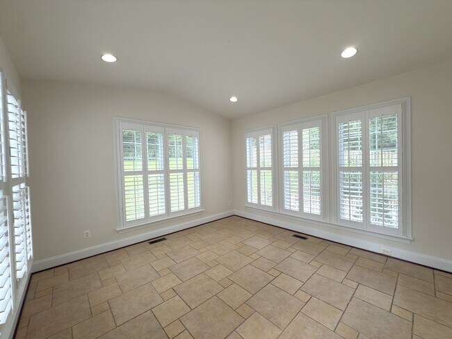 Building Photo - Spacious 4 Bed 5.5 Bath Home in Annandale,...