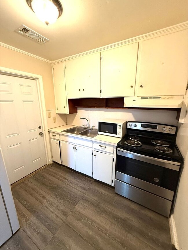 Building Photo - ** 3 bed 1 bath located in Highland Garden...