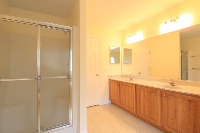 Building Photo - 5 BD + 3.5 Bath Bright & Beautiful Colonia...