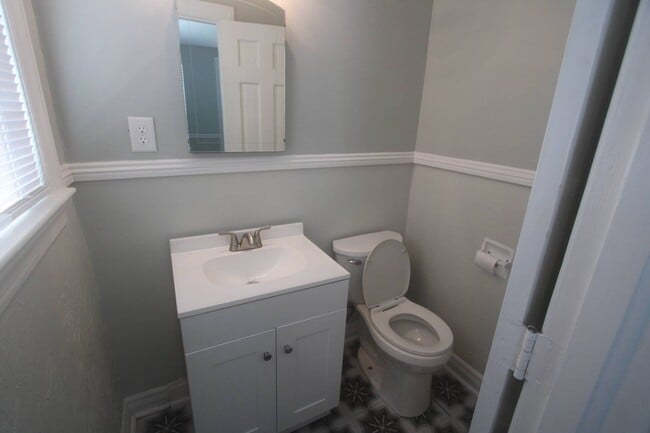 Building Photo - For Lease - 3 Bed, 1.5 Bath, 1600sqft, Sin...
