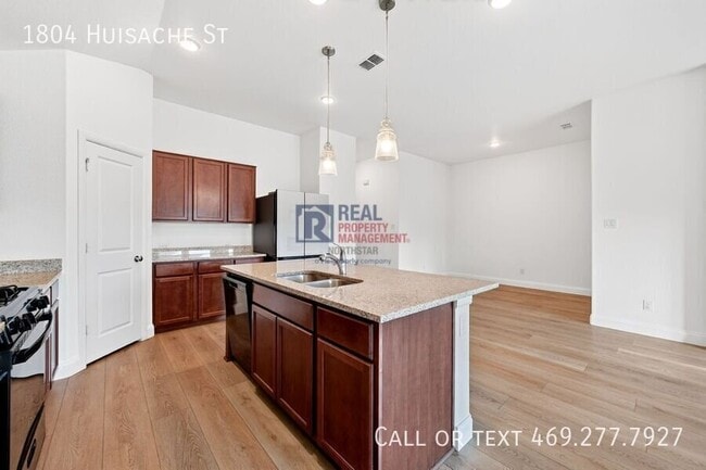 Building Photo - 1804 Huisache St