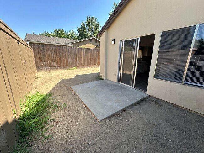 Building Photo - COL370