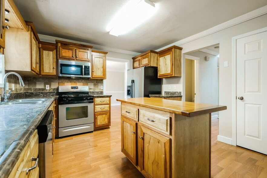 Building Photo - 5020 Amber Way NW