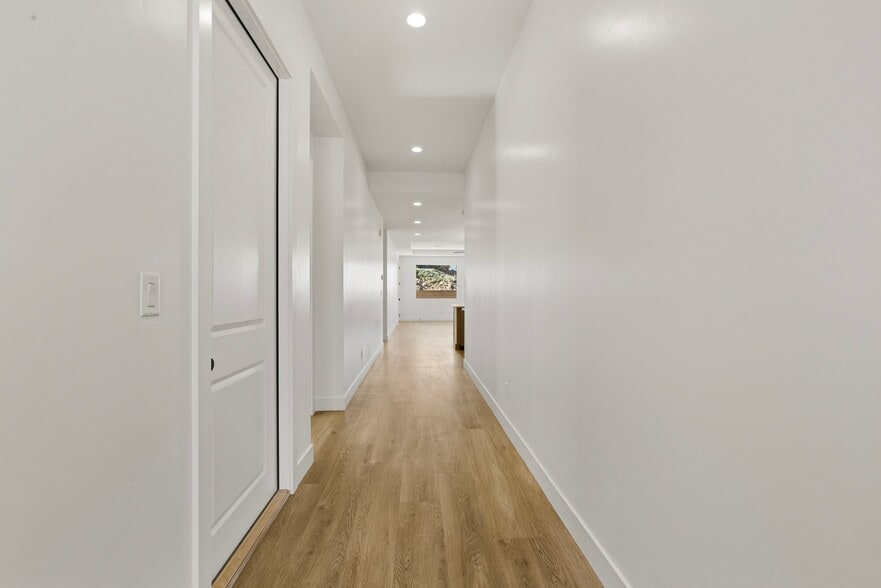 Building Photo - 402 S 2250 W