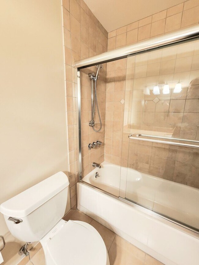 Building Photo - Woodlake two bed, 2 bath