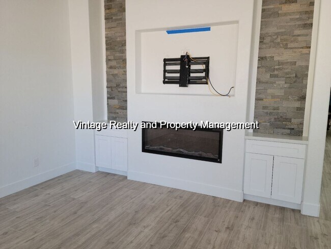 Building Photo - 1052 Foxfire Dr