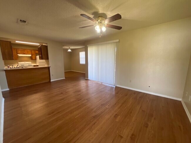 Building Photo - 2nd floor apartment water included! walkin...
