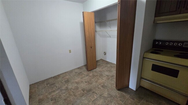 Building Photo - 5 Yorkshire Ln