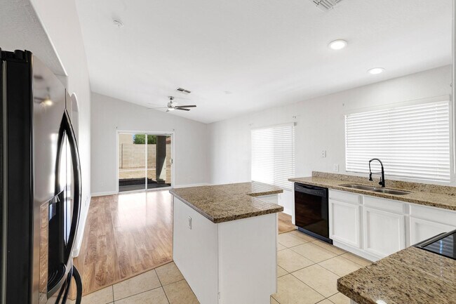 Building Photo - 11518 W Paradise Dr