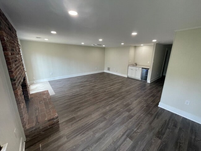 Building Photo - BEAUTIFLLY UPDATED TOWNHOME