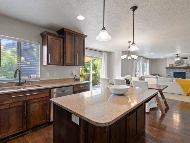 Building Photo - Beautiful Bluffdale home for rent!