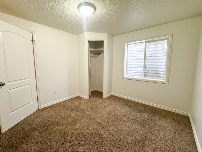 Building Photo - 1040 N 130 W